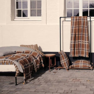 Alternative view of Belgian Throw: BATSI PIECE DE LIN