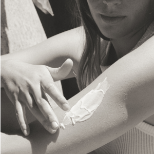 Alternative view of ÙMÛ ÕRÅ African Immortelle & Mandarin Light Body Balm